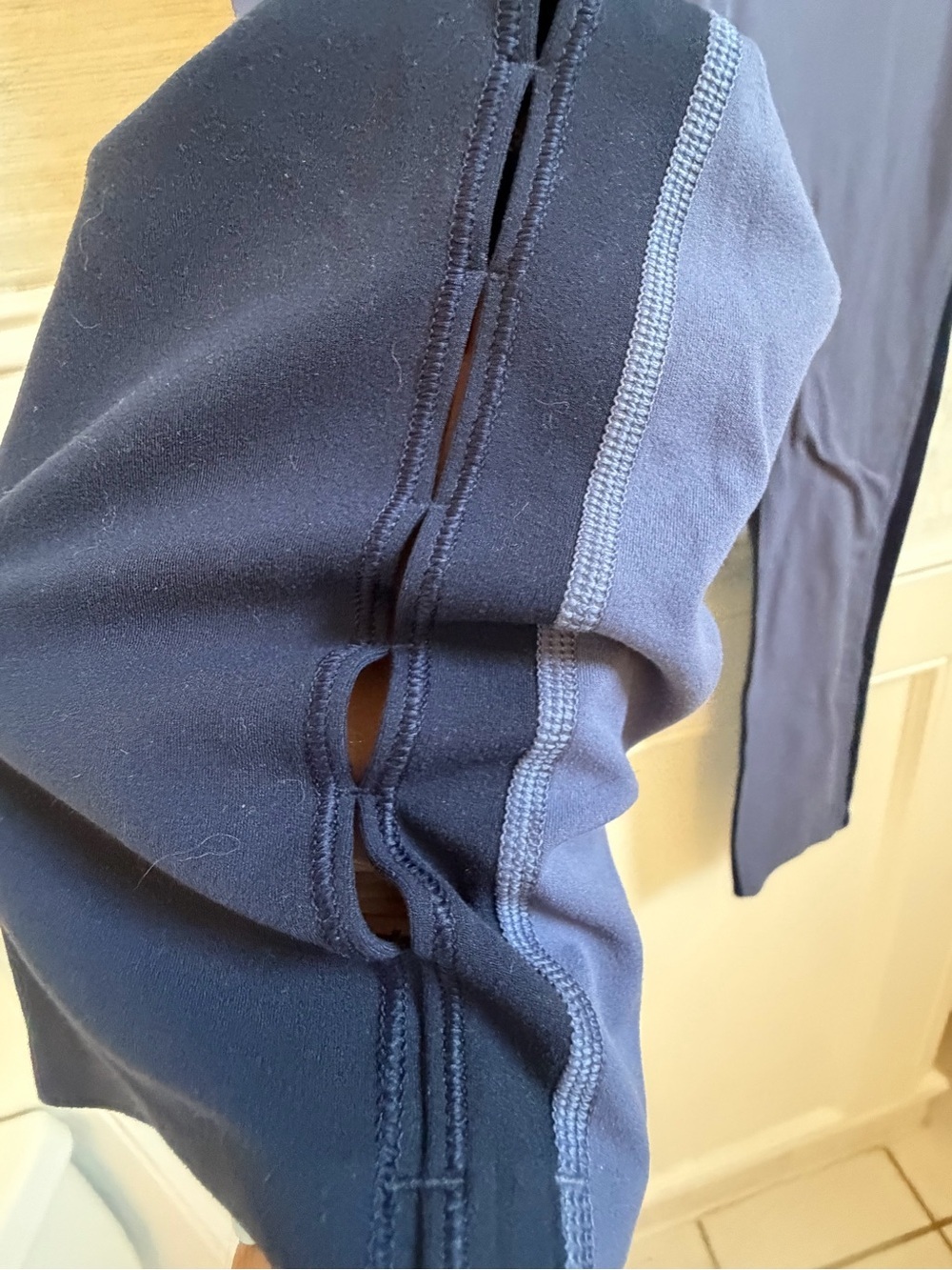 Large Athleta horizon scallop Capri leggings stormy sky Navy light blue cutout - Picture 6 of 10